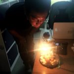 誕生日ケーキを吹き消す