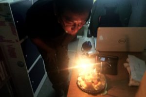 誕生日ケーキを吹き消す