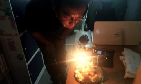 誕生日ケーキを吹き消す