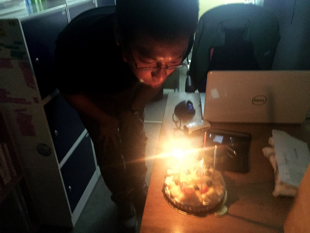 誕生日ケーキを吹き消す